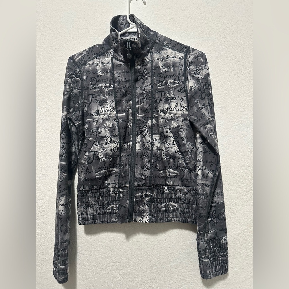 Lululemon Printed Activewear
Jacket Cardigan Women's Gray Full Zip size 4